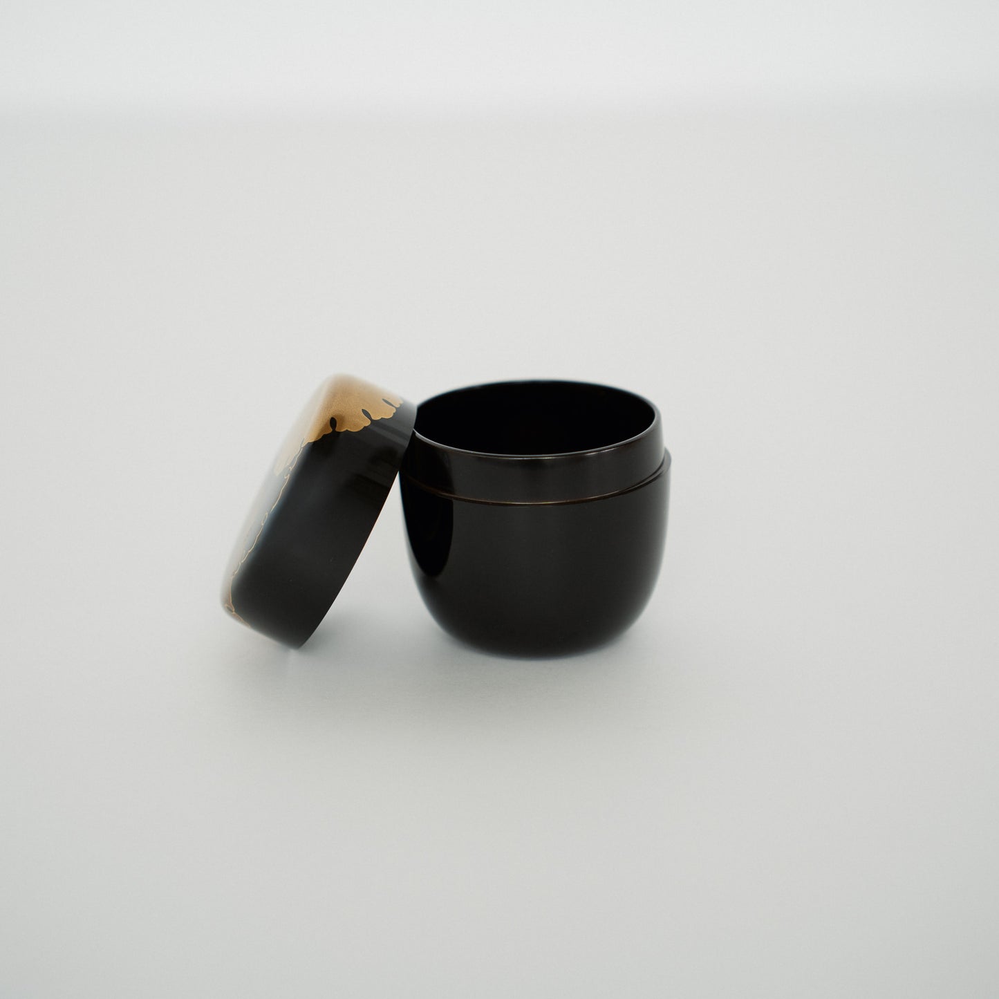 Black Lacquer Natsume (Tea Caddy), Yukiwa Maki-e — Selected by Kawakamikan'setsu, 10th Grand Master of the Edosenke School