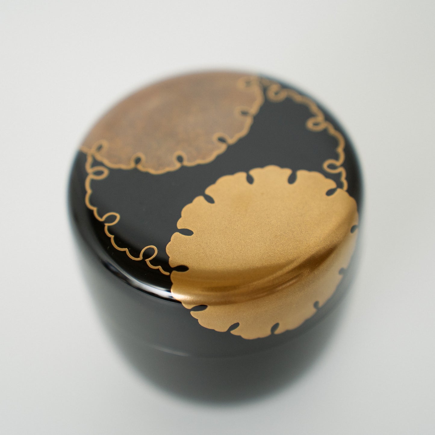 Black Lacquer Natsume (Tea Caddy), Yukiwa Maki-e — Selected by Kawakamikan'setsu, 10th Grand Master of the Edosenke School