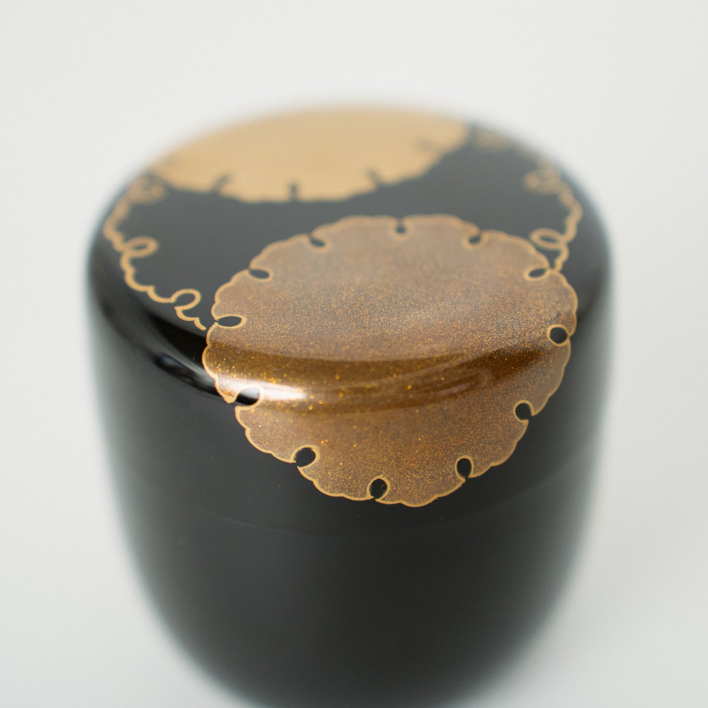Black Lacquer Natsume (Tea Caddy), Yukiwa Maki-e — Selected by Kawakamikan'setsu, 10th Grand Master of the Edosenke School