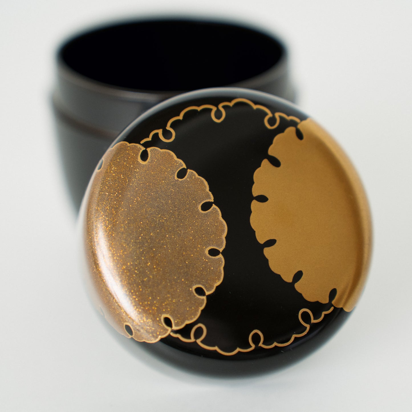 Black Lacquer Natsume (Tea Caddy), Yukiwa Maki-e — Selected by Kawakamikan'setsu, 10th Grand Master of the Edosenke School