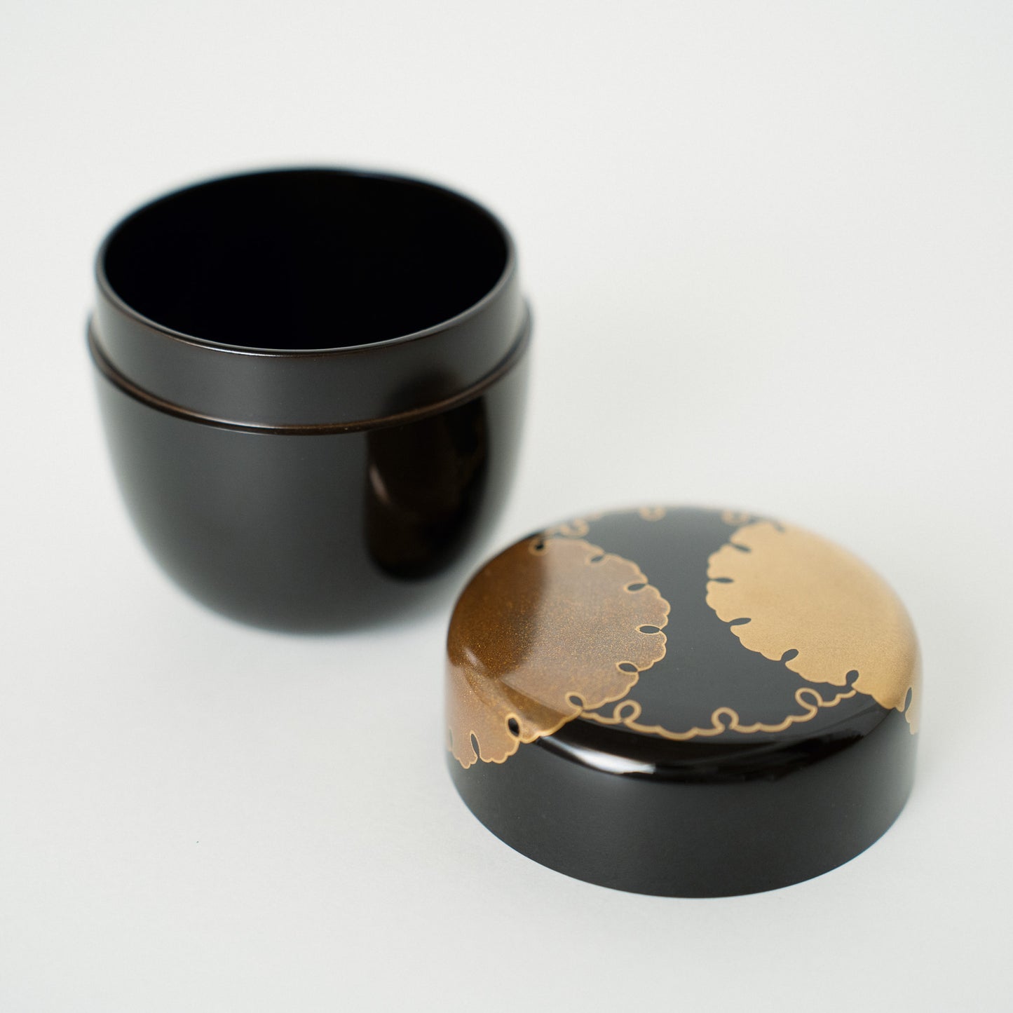 Black Lacquer Natsume (Tea Caddy), Yukiwa Maki-e — Selected by Kawakamikan'setsu, 10th Grand Master of the Edosenke School